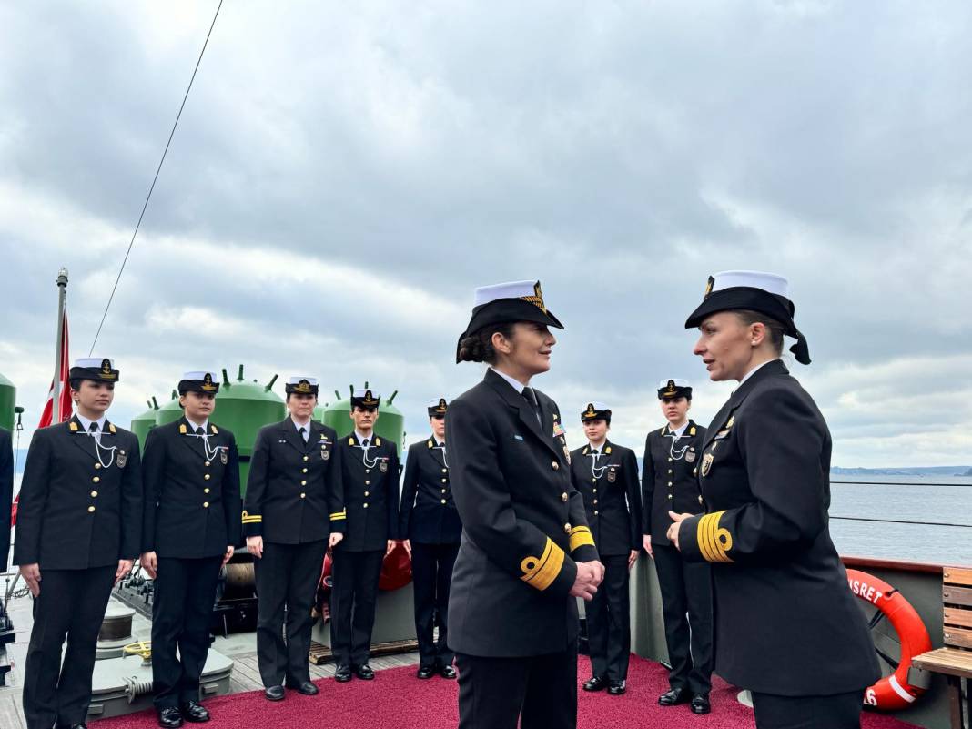 İlk kadın amirali Gökçen Fırat Deniz Harp Okulu öğrencileriyle TCG Nusret'te buluştu 25